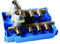 Kit Collettore MULTIiFIT composto da Scatola sandwich, Collettore MULTIiFit x5, Collettore MULTIiFit x4, Kit di fissaggio collettori, Capuccio protezione, Staffe regolazione scatole Kit Collettore MULTIiFIT composto da Scatola sandwich, Collettore MULTIiFit x5, Collettore MULTIiFit x4, Kit di fissaggio collettori, Capuccio protezione, Staffe regolazione scatole