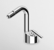 BIDET Miscelatore monocomando bidet con bocca girevole, aeratore, flessibili di collegamento. BIDET Miscelatore monocomando bidet con bocca girevole, aeratore, flessibili di collegamento.