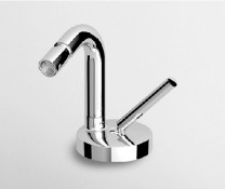 BIDET Miscelatore monocomando con bocca girevole, aeratore, flessibili di collegamento. BIDET Miscelatore monocomando con bocca girevole, aeratore, flessibili di collegamento.