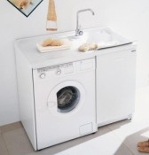Mobile idrofugo (L109-P60 cm.) a 1 anta per inserimento lavatrice a sx, con vasca e asse in termoplastico e cesto portabiancheria