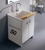 Acqua + Marella - Mobile idrofugo a due ante rivestite in PVC, con vasca in ceramica e asse in legno
