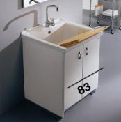 Acqua + Marella - Mobile idrofugo a due ante rivestite in PVC, con vasca in ceramica e asse in legno